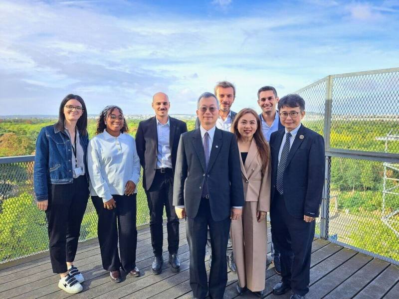 政大代表團拜訪巴黎多菲納大學，雙方會面確認續簽交換協議，除原有商管領域外，新增社會科學領域，擴大學生修課選擇。（政大提供）