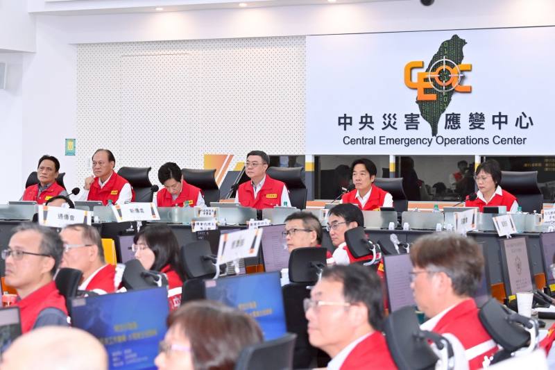 行政院長卓榮泰22日陪同賴清德總統視導中央災害應變中心第五次工作會報