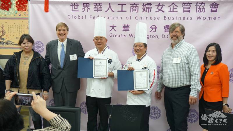 馬州洛城姊妹市公司總裁David Hill和前總裁Drew Powell為兩位臺灣講師頒獎，並與白寶珠、毛家怡合影