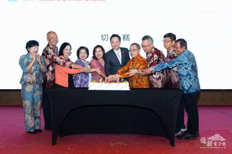 貴賓一同切蛋糕，慶祝峇里臺商聯誼會20週年慶