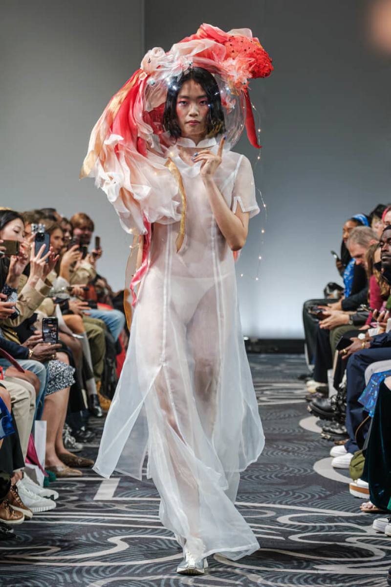 台灣服裝設計品牌APUJAN於21日晚間再度於倫敦舉辦大型秀展，以「桃太郎」故事為發想核心。（APUJAN提供）