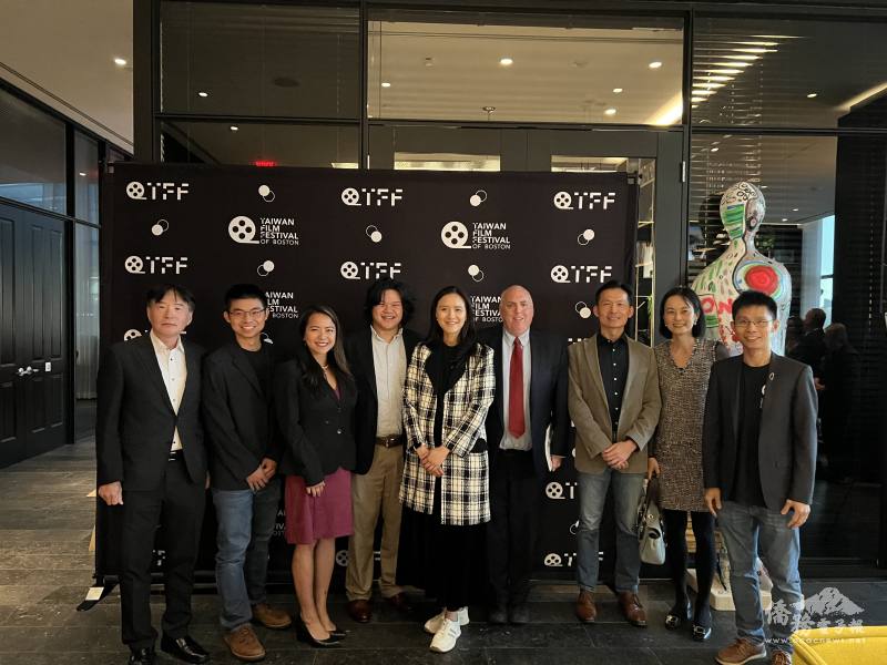 多位政要出席表達對影展的支持；左起為波士頓文教中心主任高家富、影展共會長蔡景全、麻州眾議員Tram Nguyen、Medford市議員Justin Tseng、影展共會長莊子瑩、波士頓市議員Ed Flynn、駐波士頓辦事處處長廖朝宏夫婦，及影展共會長林致中