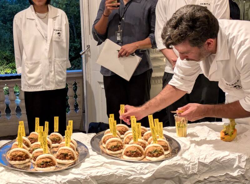 由文化部主辦、紡織業拓展會執行的倫敦時裝週台灣「國家隊」活動18日晚間在倫敦舉行，與倫敦知名台灣餐飲品牌BAO合作，以一個服裝品牌搭配一道創意小吃或飲品，讓台灣的時尚設計與料理巧思相呼應。