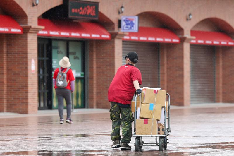 畢業季效應持續發酵，主計總處22日發布8月失業率為3.45%，月增0.05個百分點，連續3個月上升。圖為新北市淡水區送貨中的勞工。