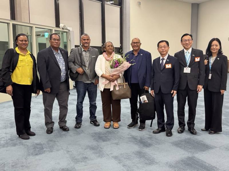 外交部常務次長葛葆萱（右三）與帛琉共和國眾議長柯奈（Hon. Gibson Kanai）伉儷（右四及右五）等訪團成員在機場合影。