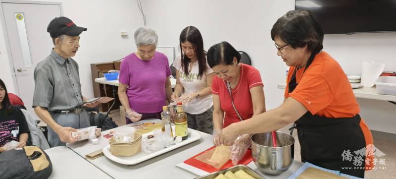 林妙真逐步示範教做，並交由學員試做