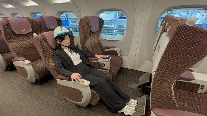 台灣高鐵向日本採購12組新世代列車N700ST，主要參考新幹線車型N700S，車廂設計有不少亮點，包括商務車廂座椅採下沉包覆式設計