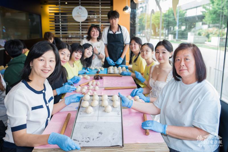 僑務組長郭淑貞(左)與FASCA學員一同參與手作活動