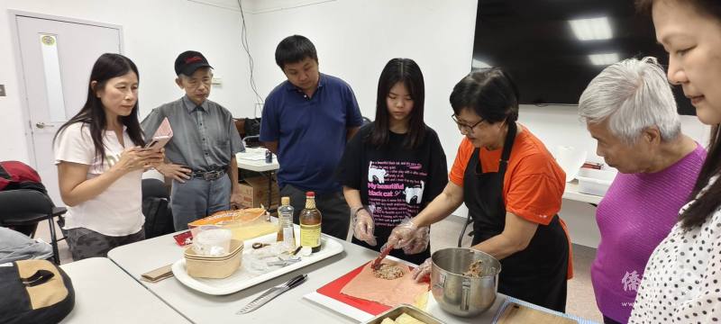 多倫多海外民俗文化種子教師林妙真引導學員現場試做臺灣街頭美食腐皮捲
