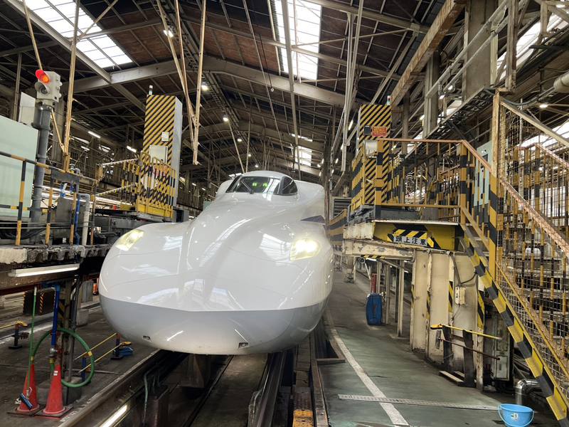 台灣高鐵公司將引進新世代列車，參考日本新幹線車型N700S，命名為N700ST，新車車頭為新研發的至尊雙翼型（Dual Supreme Wing）空氣動力造型車鼻。