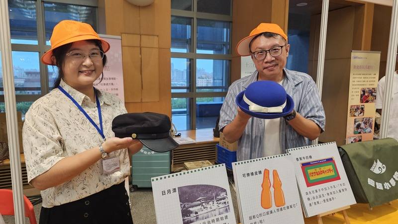 新北市政府23日舉辦「失智不失愛、新北暖陪伴」記者會，現場邀各大醫院及社團、博物館設攤，展示各單位在失智照護上的成果