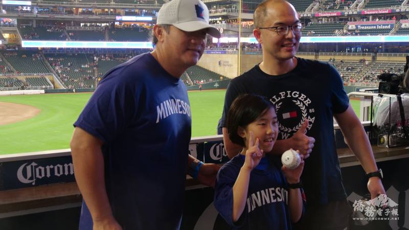 開球嘉賓張泰山(左1)與僑胞鄉親合照