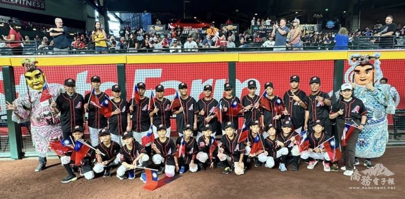臺南崇學國小少棒隊與電音三太子於鳳凰城響尾蛇球場接受現場觀衆致意歡呼
