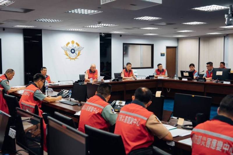 颱風樺加沙造成花蓮地區重大災情，國防部23日召開災變會議，要求陸軍司令部明天至花蓮開設前進指揮所，全力協助救災。（國防部提供）