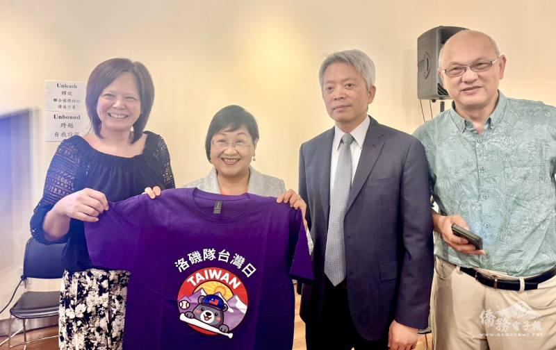 丹佛台灣商會副會長錢微之代表致贈紀念T-shirt 給徐佳青委員長