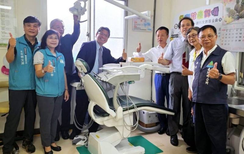 嘉義縣番路鄉醫療資源相對匱乏，番路鄉衛生所陸續受贈牙科診療台等儀器，縣長翁章梁（右4）24日親自到場親自受贈，並表示設備到位後，將可為偏鄉提供多元、完善醫療照護。（嘉義縣政府提供）