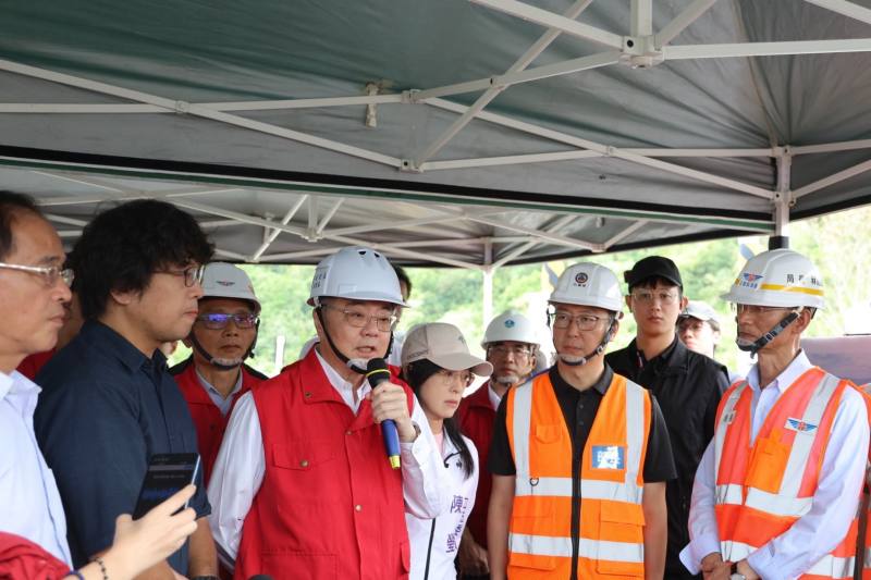 行政院卓榮泰24日前往花蓮災區現場視察馬太鞍溪橋災損及搶災情形