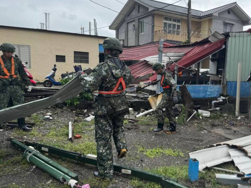 台東縣達仁鄉安朔村有約10戶民宅鐵皮遭吹飛。陸軍第2作戰區24日依中央災害應變中心指導及地方政府支援需求，派遣官兵協助台東縣達仁鄉公所實施災後復原及廢棄物清理等任務。（陸軍第2作戰區提供）