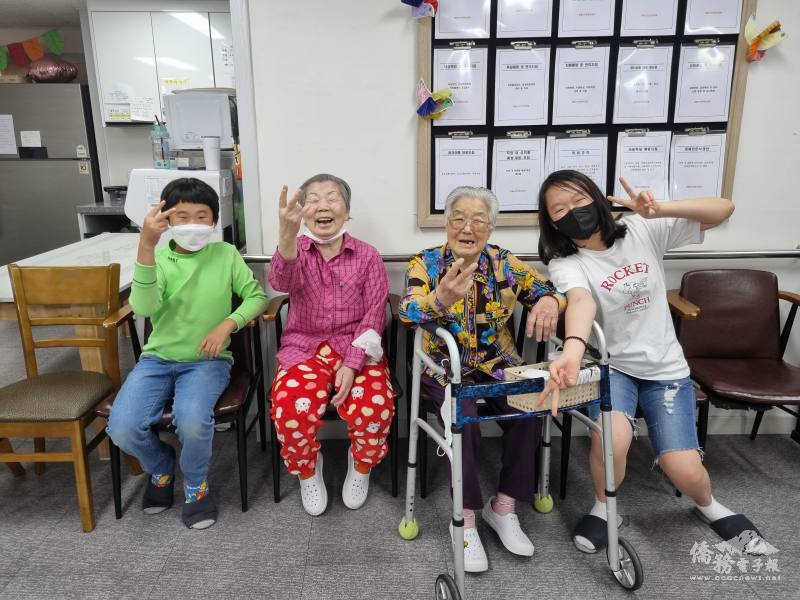 姜書源以身教代替言教，經常帶領女兒和兒子關懷老人