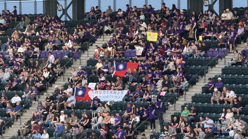 看臺上滿滿的紫色人潮與台灣旗幟，展現支持臺灣的熱情