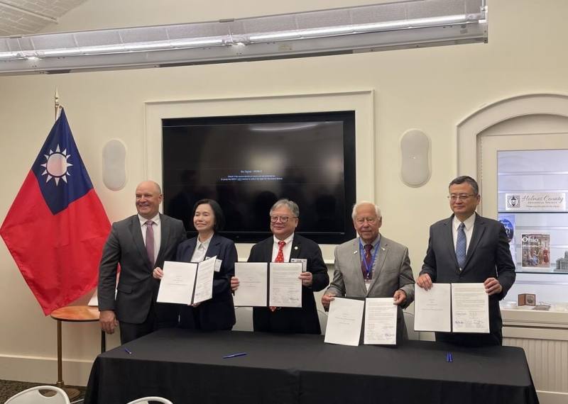 台灣區植物油製煉工業同業公會與俄亥俄州黃豆協會簽署黃豆採購意向書，農業部次長杜文珍（左2）、駐芝加哥辦事處長類延峰（右）及俄州官員出席。（駐芝加哥辦事處提供）