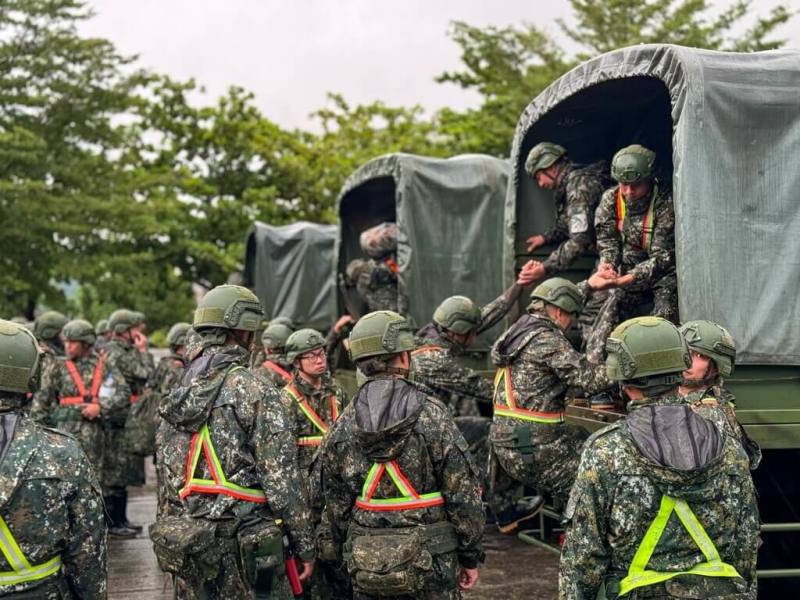 颱風樺加沙花蓮釀災，陸軍第2作戰區24日派遣448員官兵及各式機具進駐災區，待命協助地方政府執行災後復原任務。（陸軍第2作戰區提供）