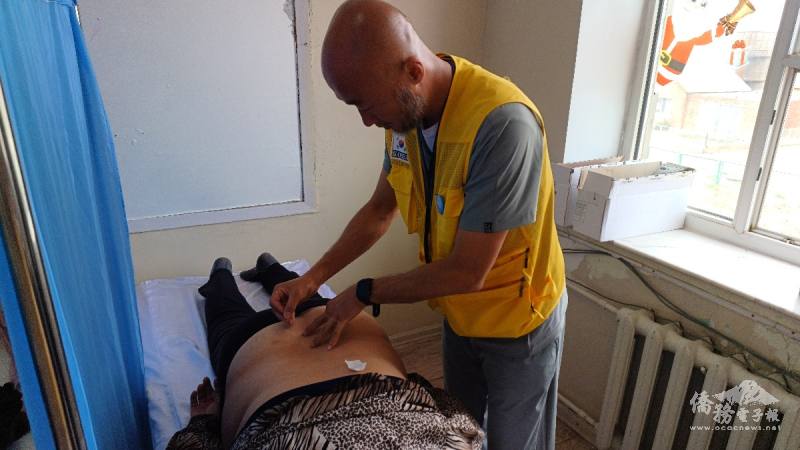 姜書源今年前往蒙古義診，為病患針灸