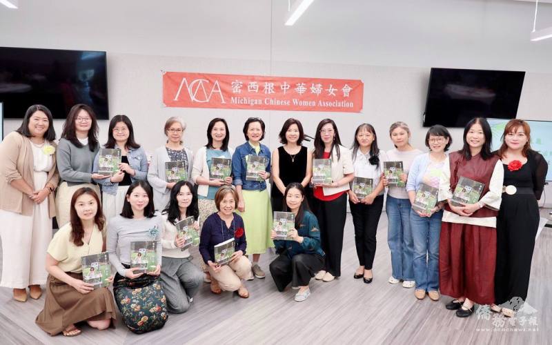 專題主講人與來自各地的書迷合影