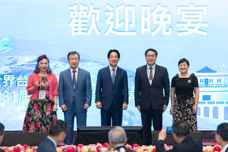 總統與出席貴賓合影