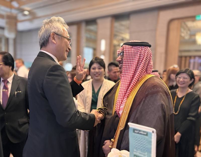外交部政務次長吳志中向沙烏地阿拉伯駐台商務辦事處代表穆罕默德（Mohammed S. A. Alghamdi）恭賀沙國建國95周年國慶。