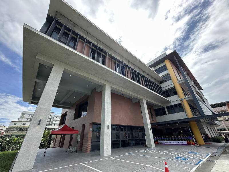 彰化縣員林市衛生所暨長照衛福新建大樓24日落成啟用，涵蓋各年齡層需求，其中日照中心能服務60名失智長輩，並設有8床臨時住宿空間，讓長輩在地安老。