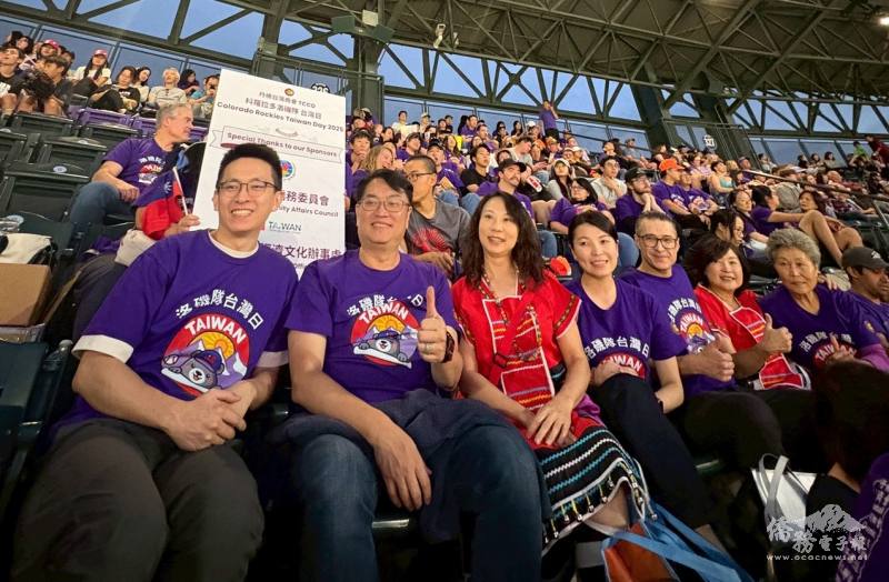 丹佛丹佛台灣商會和辦事處的各位貴賓穿著紫色Taiwan日T恤坐在觀眾席