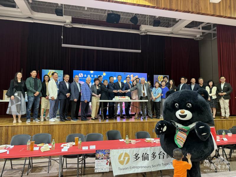 好十成雙出席貴賓同切蛋糕，共慶中華民國生日