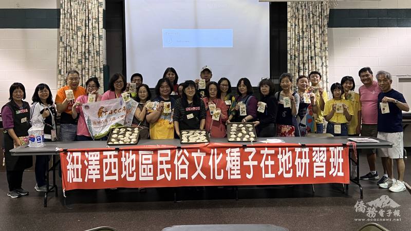 展示蒸好的客家糯米菜包，同時人手一只葉拓押花棉布袋