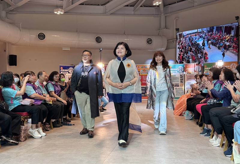 雲林縣政府社會處24日舉辦銀齡時尚穿搭走秀，共有14鄉鎮市老人會參與，縣長張麗善（前中）等人開場，邁出自信步伐，40名長者接著依序上場。