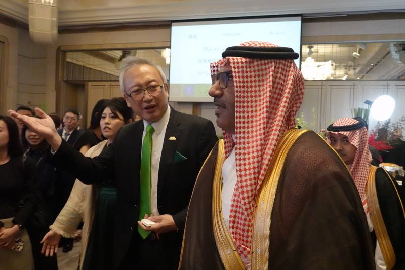 Saudi Arabia’s representative to Taiwan, Mohammed S. Alghamdi (right), hosts an event to celebrate his country's National Day Tuesday, with Taiwan’s Deputy Minister of Foreign Affairs, François Wu, in attendance to extend his congratulations. CNA photo Se