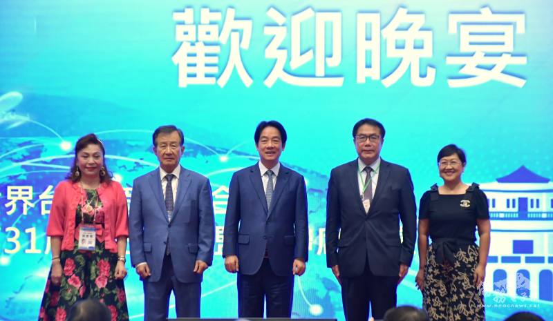 貴賓合影（左起世界臺灣商會聯合總會監事長謝美香、總會長吳光宜、賴總統、臺南市長黃偉哲、僑務委員會委員長徐佳青）