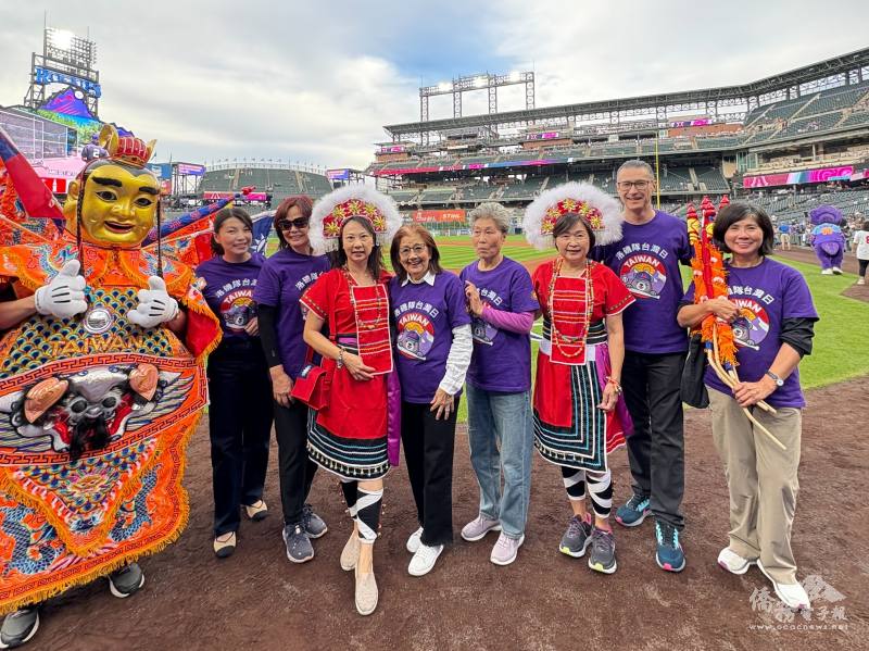 台商會會長及多位理事、駐丹佛辦事處領事王絲瑩、柯州中文學校校長、全台灣同鄉會理事邱麗幸合照；並有恩格爾伍德市法官喬·傑費斐遜蒞臨現場支持