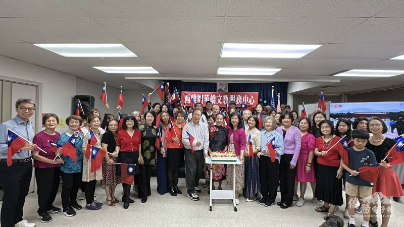 國慶蛋糕前大合影