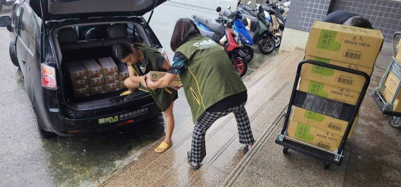 花蓮馬太鞍溪堰塞湖溢流造成災情，多個民間團體緊急啟動救災行動，包含設立救助站、熱食供應站等給予受災居民，並發放救援物資，守護災民基本生活，圖為基督教芥菜種會調度台東倉物資北上。（基督教芥菜種會提供）