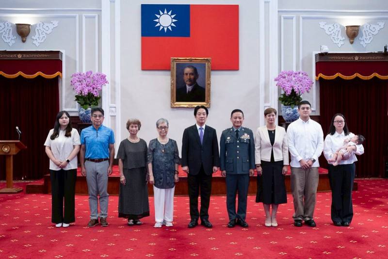 總統與出席貴賓合影