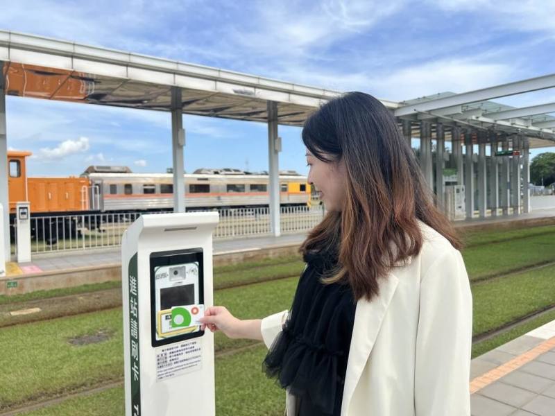 高雄市交通局統計，截至目前高雄市TPASS月票累計銷售已突破198萬套。（高雄市交通局提供）