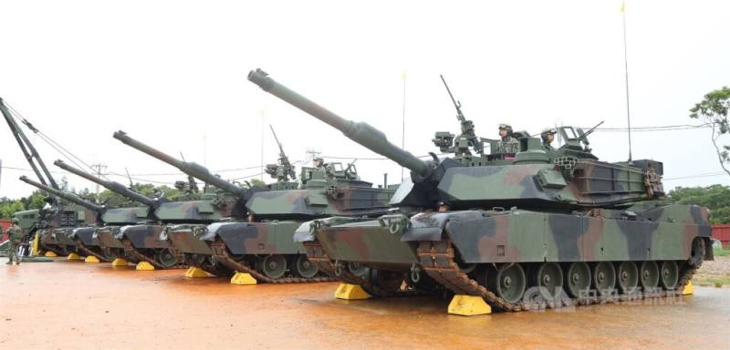 M1A2T戰車在新竹坑子口訓場實施120公厘戰車砲實彈射擊。（中央社檔案照片）