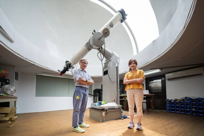 清華大學天文所教授江國興（左）與博士生張怡琪（右）和國際團隊合作，提出中等質量黑洞候選者的重要證據，成果刊登於國際期刊，並登上NASA官網。（清大提供）