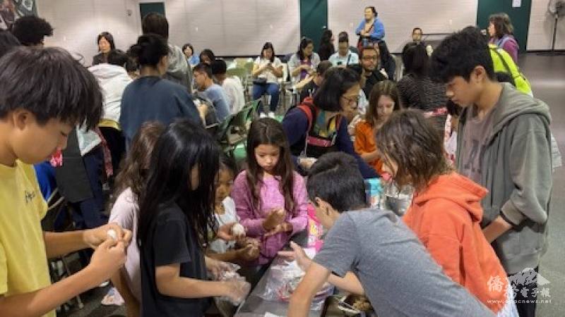 文化日的學生親手製作客家菜包，有玩有吃，忙得不亦樂乎