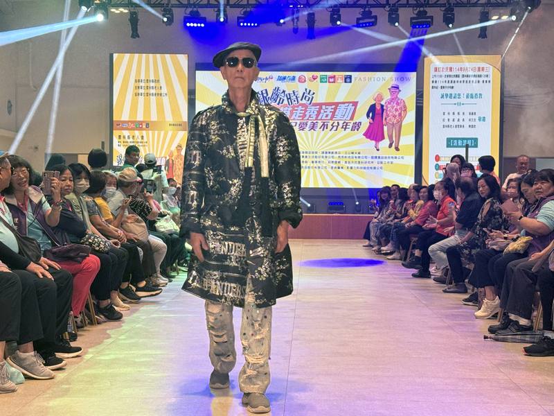 時尚設計師林國基為雲林縣40名長者設計衣服、改變造型，平均年齡達70歲的長者們，在專業團隊指導下學習美姿美儀、台步走位等，24日在舞台嶄露自信及光彩。
