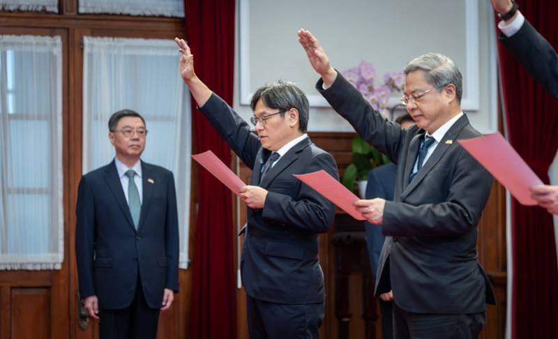 宣誓人由行政院政務委員兼國家發展委員會主任委員葉俊顯帶領宣讀誓詞