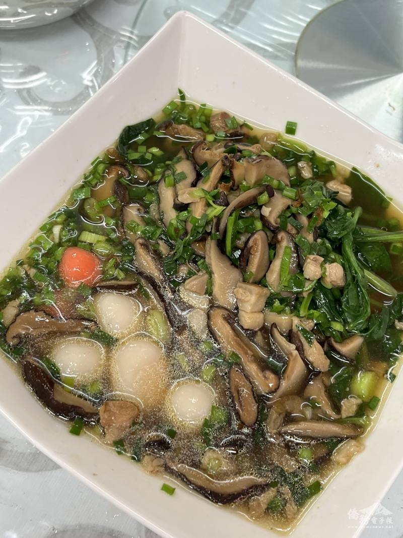 臺灣名廚潘岱儒與助理廚師詹志強共同為來賓們準備的古早味客家湯圓