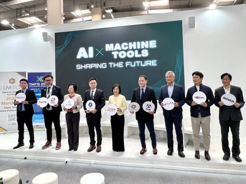 經濟部次長江文若(中)親自參加EMO展，與台灣機械公會理事長莊大立(右四)、工具機公會理事長陳紳騰(左二)、外貿協會董事長黃志芳(左四)，共同為業者加油打氣