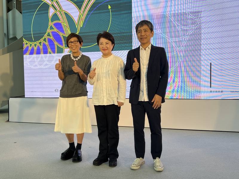 全台首座結合市立美術館與市立圖書館的台中綠美圖，23日下午舉行開箱預覽會，台中市長盧秀燕（中）與綠美圖規劃建築師妹島和世（左）、西澤立衛（右）出席，帶領大家探索館舍空間